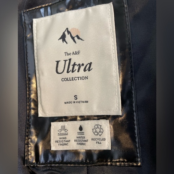 A & F Ultra cropped puffer shiny black - Picture 6 of 14